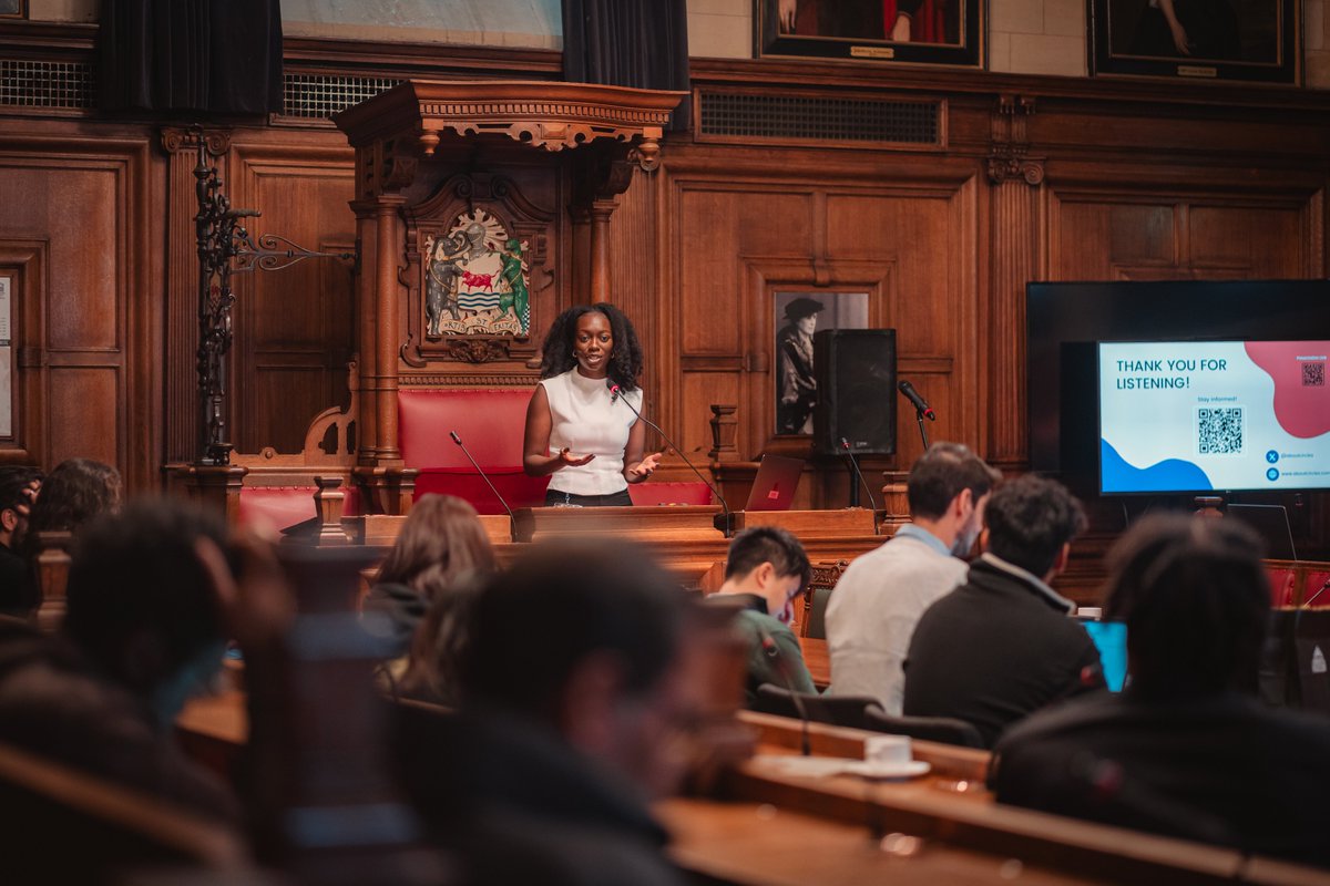 shantelleawo's tweet photo. huge shoutout to @DrAdaku for giving me the opportunity to present at the Oxford Blockchain Conference. it was the perfect platform to discuss what we're doing with social money at @aboutcircles 👥

📸 by @VisualVerseUK 

🧵 https://t.co/1QY2YIk8d3