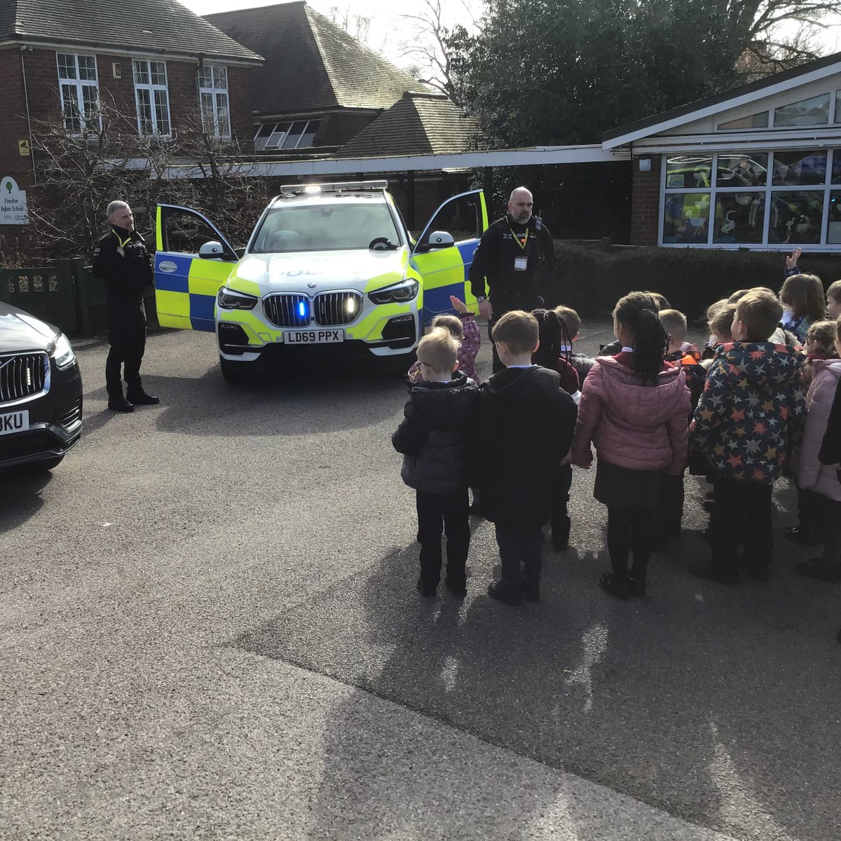 FinedonScFS's tweet photo. Reception had an exciting morning with a visit from @NorthantsPolice. They spoke to the children about how they keep people safe, then the children met PD Bonnie, sat in the police car and printed their fingerprints. https://t.co/icfwTq9hJ8