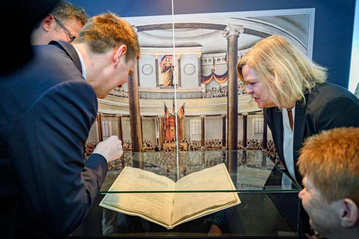 Von Dienstag, 19. März, bis Freitag, 3. Mai, nimmt euch die Ausstellung „Odyssee einer Urkunde. Die Paulskirchenverfassung vom 28. März 1849“ mit auf die Reise der Verfassungsurkunde von ihren Ursprüngen bis in die Gegenwart. 📜 👀

Mehr dazu 👉 t1p.de/yxaqb