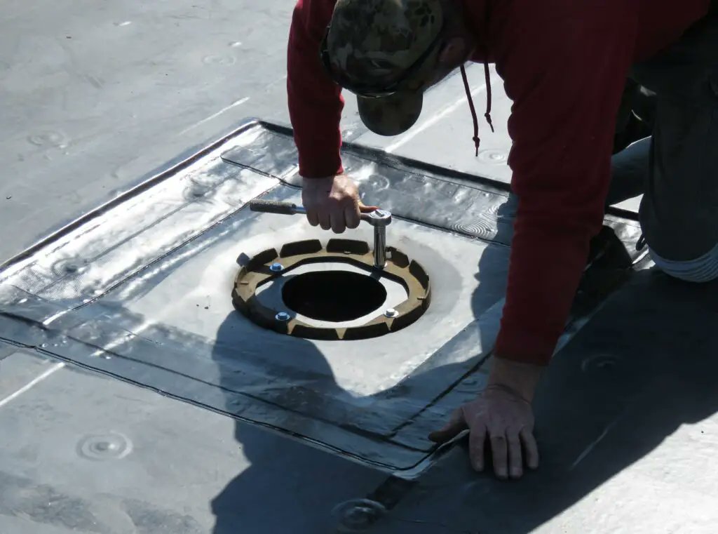 Roof_Online's tweet image. Tightening a loose clamping ring bolt on a roof drain
#EPDM #Roof #PunchList