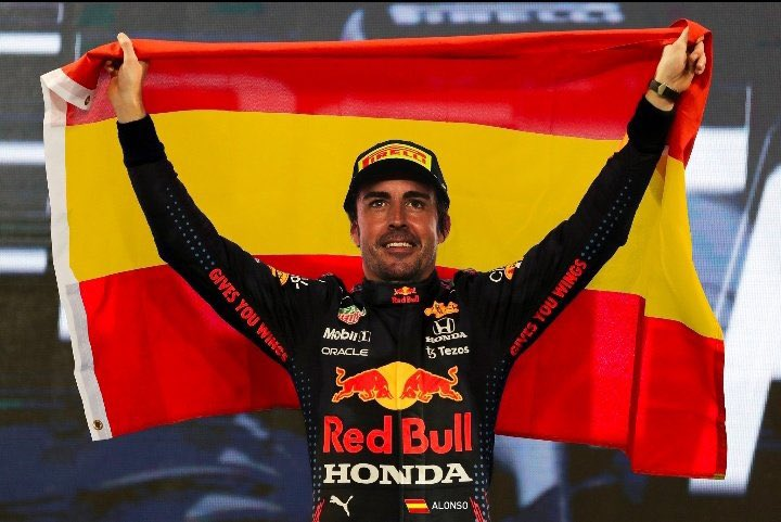 ElReyGuiri's tweet photo. Chandhok: 

"Hagamos un caos total en la parrilla y demos algo de vida a la F1"

"Lewis a Ferrari, Max a Mercedes, Alonso a Red Bull, Sainz a Aston, Bearman a Haas. Esto mantendrá a la gente observando hasta 2026".

[@motorsportcomtr]

HÁGASE https://t.co/yNMHstwDn5