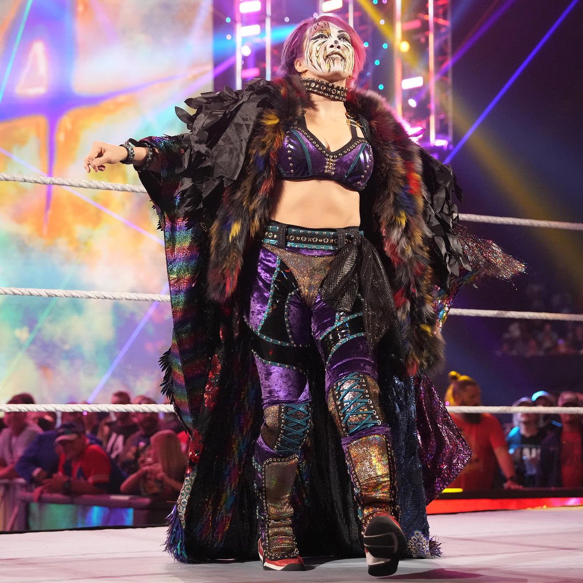 WrestleOps's tweet photo. Asuka hurt her knee during last weeks #SmackDown.
She was pulled from the weekend WWE live events out of caution & so that medical test could be done to confirm whether it was something she could work through or whether she had a larger injury.
— PWlnsider https://t.co/lrxUr6C5Oc
