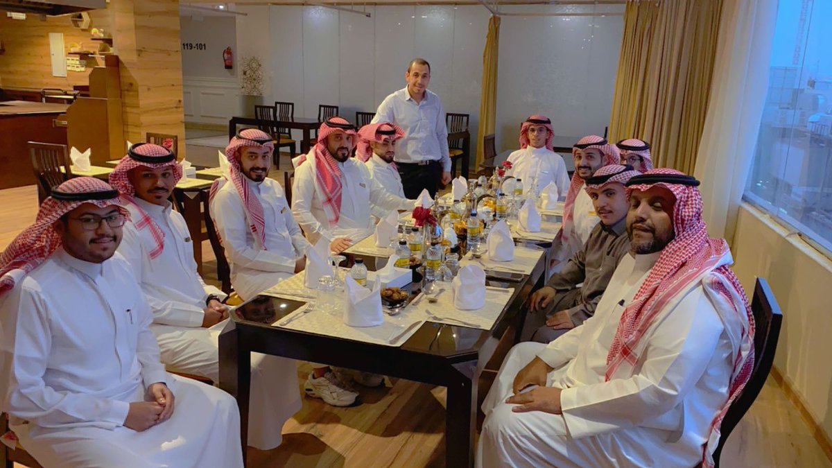 rollinshotel's tweet photo. 🌙في اجواء رمضانية 🌙

في بادرتها السنوية لبث روح المحبة والألفة بين فريق العمل و لتعزيز قيم الشركة بالعمل كعائلة واحدة، أقام #فندق_رولنز حفل إفطار جماعي لجميع موظفي فندق رولنز

و تهنى إدارة فندق رولنز فريق العمل بمناسبة شهر رمضان متمنياً لهم صوماً مقبولاً . https://t.co/kotnoMuGUW