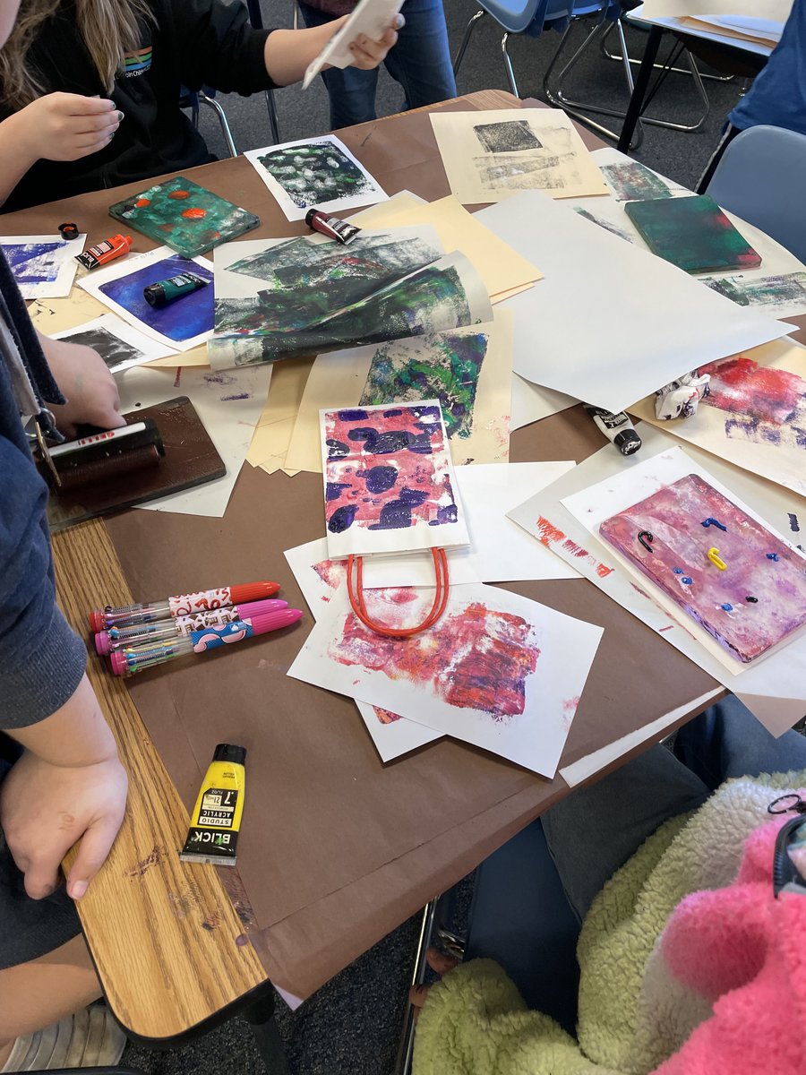 lps_visualart's tweet image. Saratoga Artists are exploring Gelli plate and styrofoam plate printing to see the processes artists use in making creative decisions. This opportunity was made possible with the support of the NE Department of Education, NE Arts Council, and the NE Cultural Endowment.