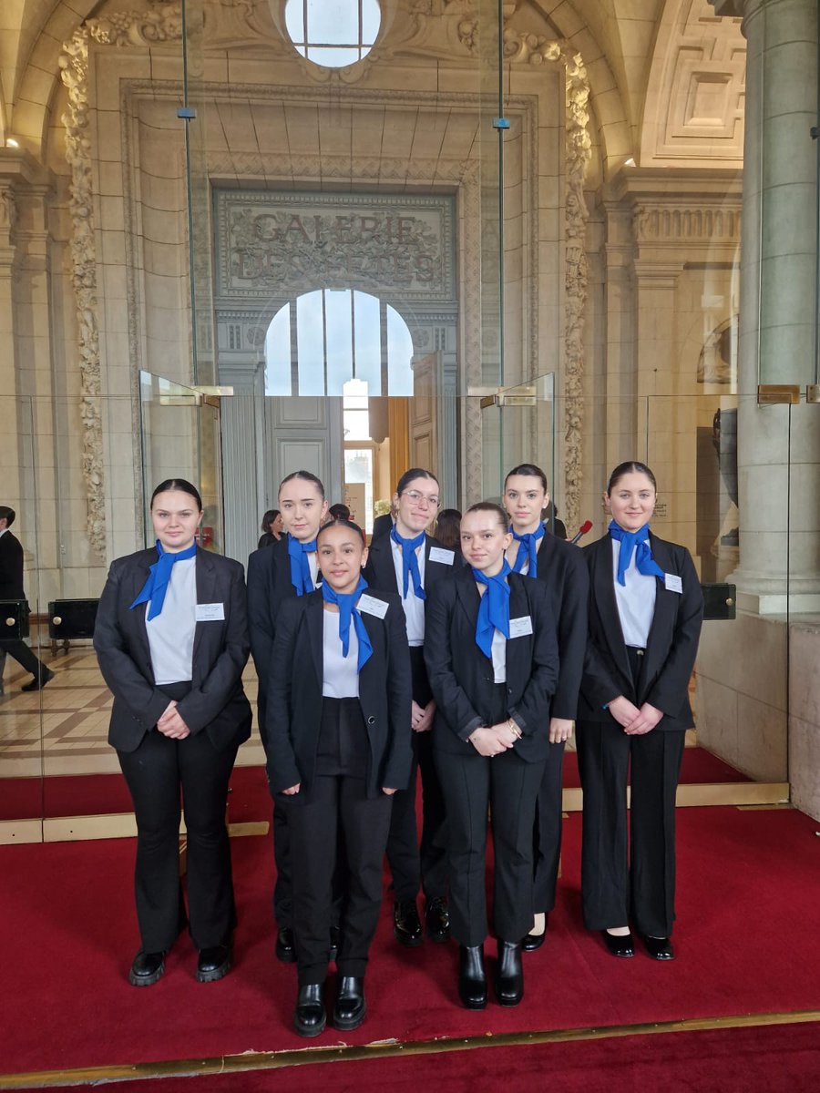 ac_orleanstours's tweet photo. À l'occasion de la cérémonie de remise des étoiles Michelin, les élèves de l'@ac_orleanstours ont été mobilisés pour préparer le déjeuner organisé à la mairie de @villedetours💪
Ce cocktail mettait en avant le label « Circuits courts » qui valorise les produits de notre région❤️ https://t.co/8GD9YnCWRL