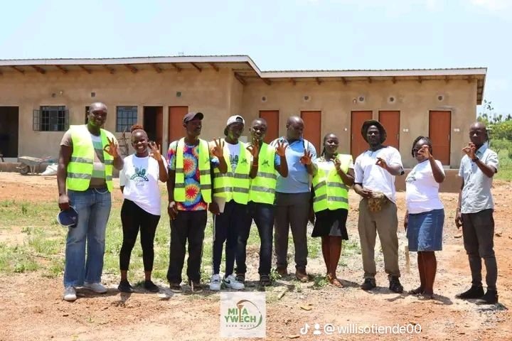 Team @MiyaYwech was on site early today for deliberations on the undertakings for the second week as per the Work plan. Members therefore agreed; To plant assorted trees along the fence and to set up a modern farm at the Material Recovery Facility. @SDG2030 #ClimateActionNow