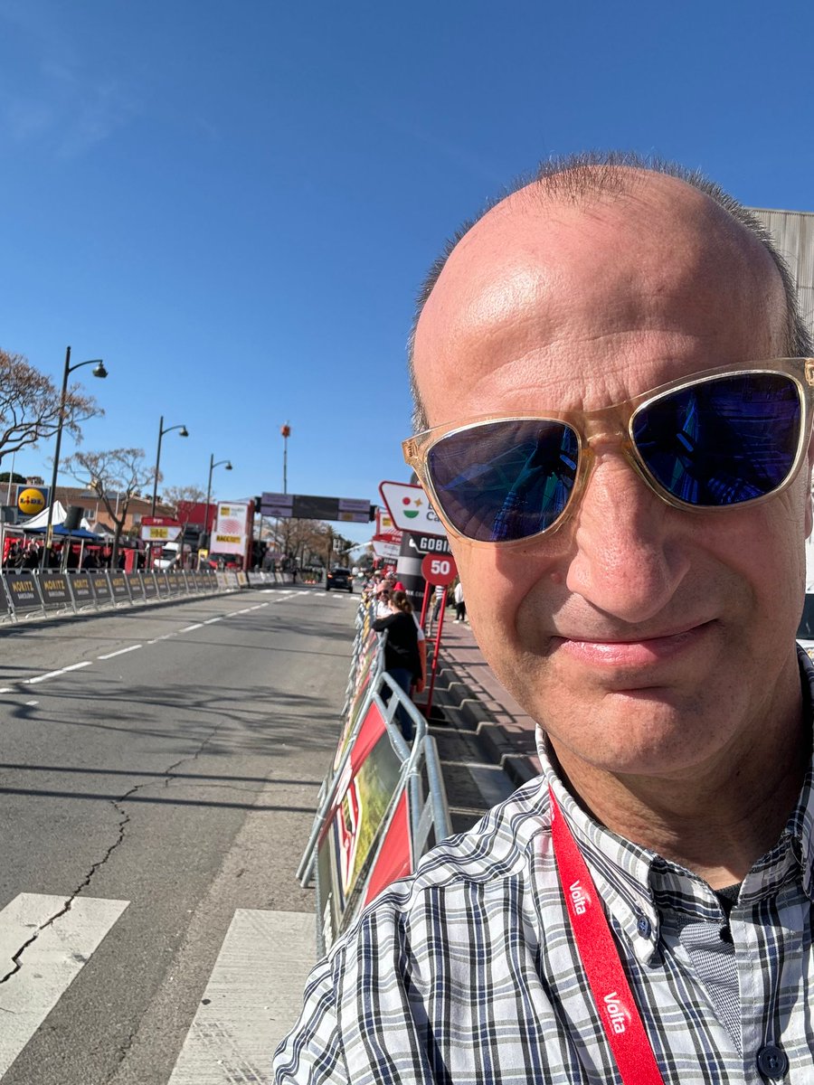 CultOnaSarria's tweet photo. 🎙️🚴‍♂️ Jordi Paretas del programa #somesports de Ràdio Sarrià cobrint l'inici de la @voltacatalunya on hi participa un sarrianenc el ciclista professional, Àlex Jaime Fernández 
#esports  #voltaCatalunya
Demà dia 19 de març la segona etapa passarà per #SarriadeTer i #Girona https://t.co/X40soW9laO