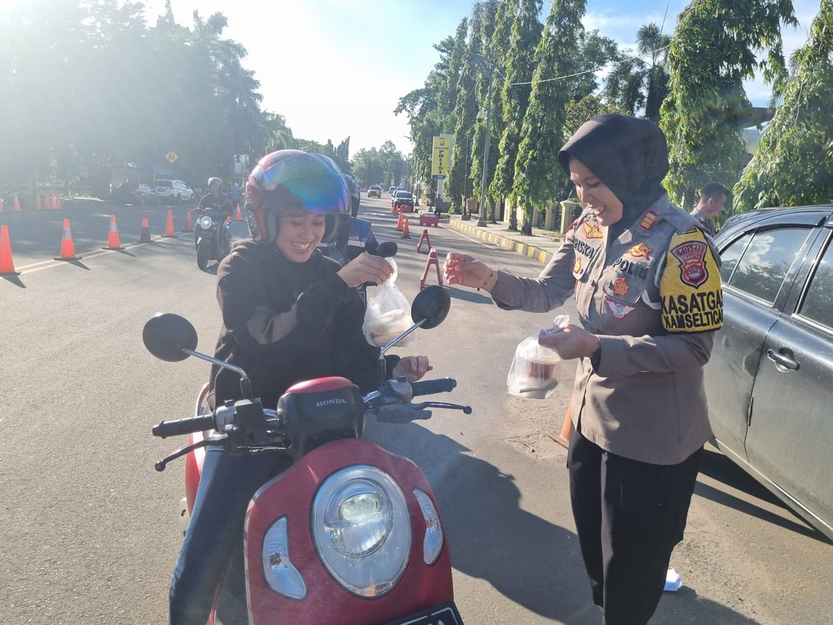 bpkbcilegon's tweet photo. Kegiatan pembagian takjil dalam rangka bulan suci Ramadhan " MARI KITA SAMBUT BULAN SUCI RAMADHAN DENGAN MENINGKATKAN KEIMANAN DAN JAGA TOLERANSI BERAGAMA DALAM RANGKA MEWUJUDKAN SITUASI KAMTIBMAS YANG KONDUSIF"

#Polrescilegon
#satlantaspolrescilegon
#poldabanten https://t.co/DgUU8XSqjq
