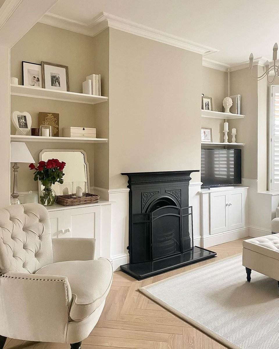 A pure and harmonious shade of soft cream is a timeless decorating theme that creates a cosy and inviting living room. 🎨 Walls painted in Relaxed Oats Relaxed Oats is part of a collection created in collaboration with @ourneutralground. 📸 @welcometothewoodsx