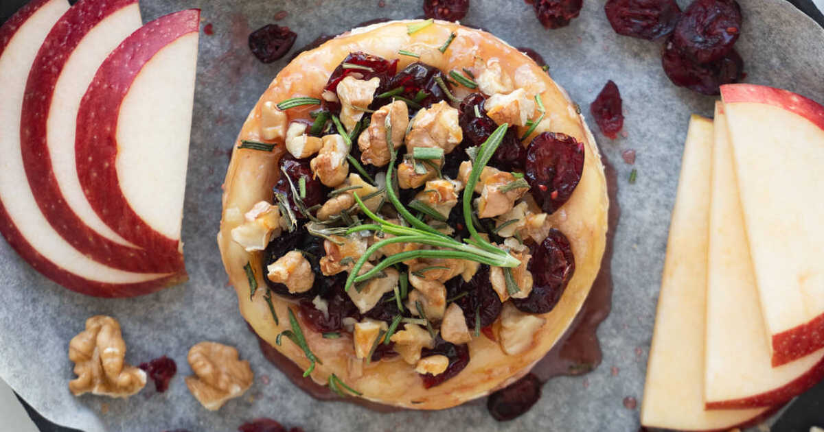 Easy Baked Brie Appetizer Recipe with cranberries and walnuts mamalikestocook.com/baked-brie-app…