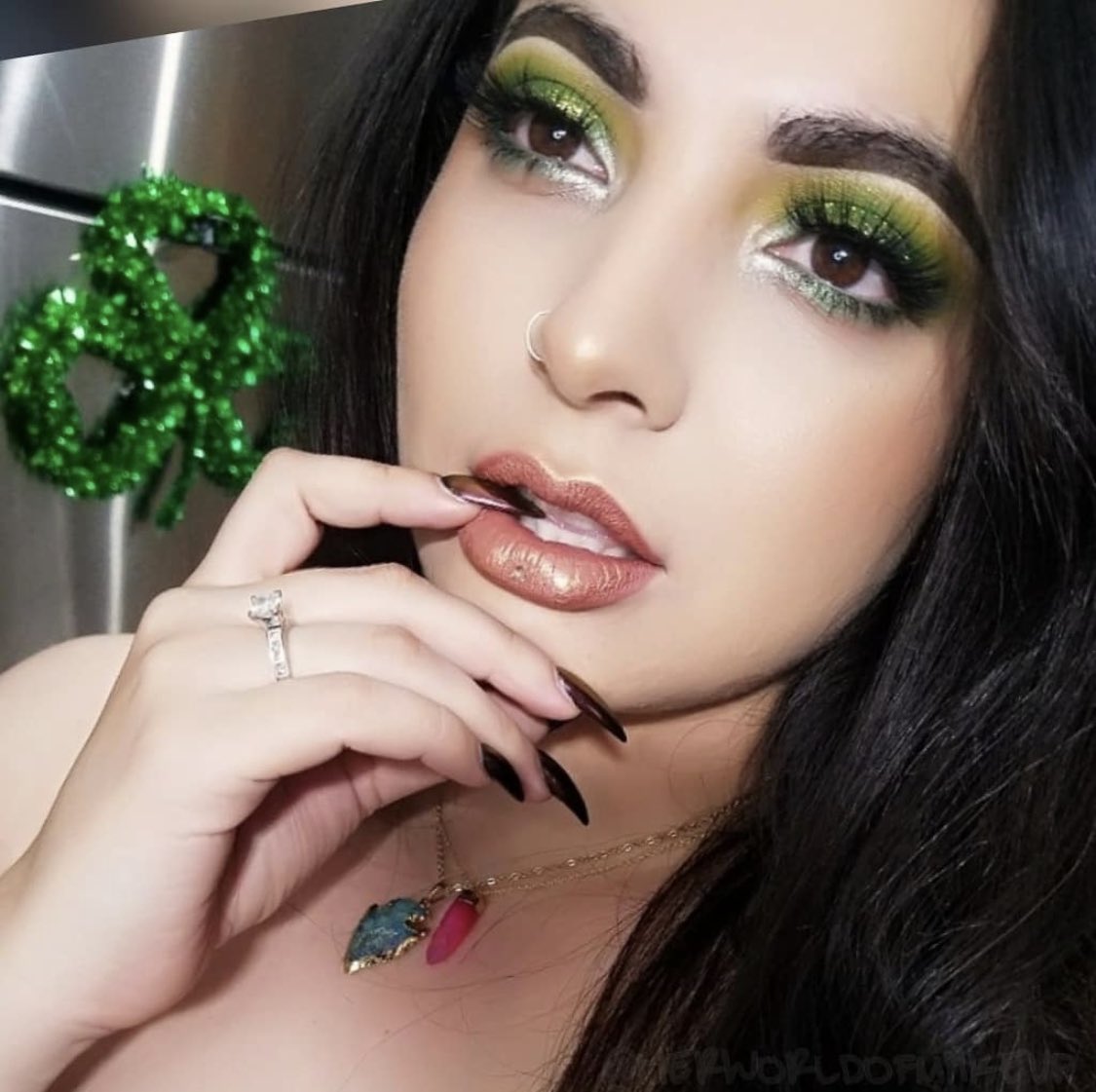 Yesterday went by way too fast and to be real I forgot about ST.P Day all together lol was it just me? Well better late than never ☘️✨ this was a look a did a few years back. Been working on my skin care to get me back on track with these makeup looks. #makeup #StPaddysDay