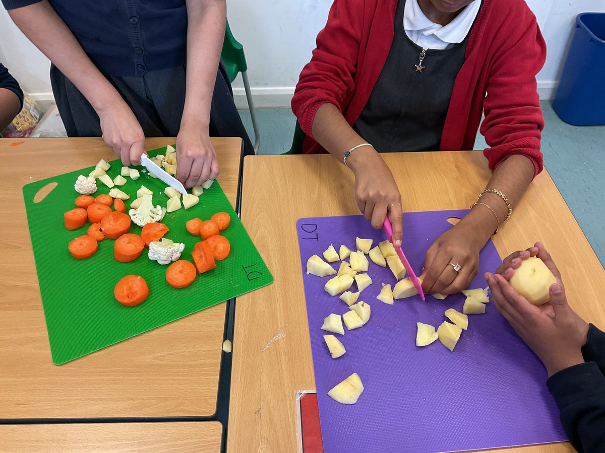 MayflowerSch's tweet photo. In #DT this half term we have been learning about nutrition! #hockneyclass prepared and cooked Lord Woolton pie which is a savoury dish made during rationing times in WW2. #uks2 https://t.co/qYSjbiu0tR
