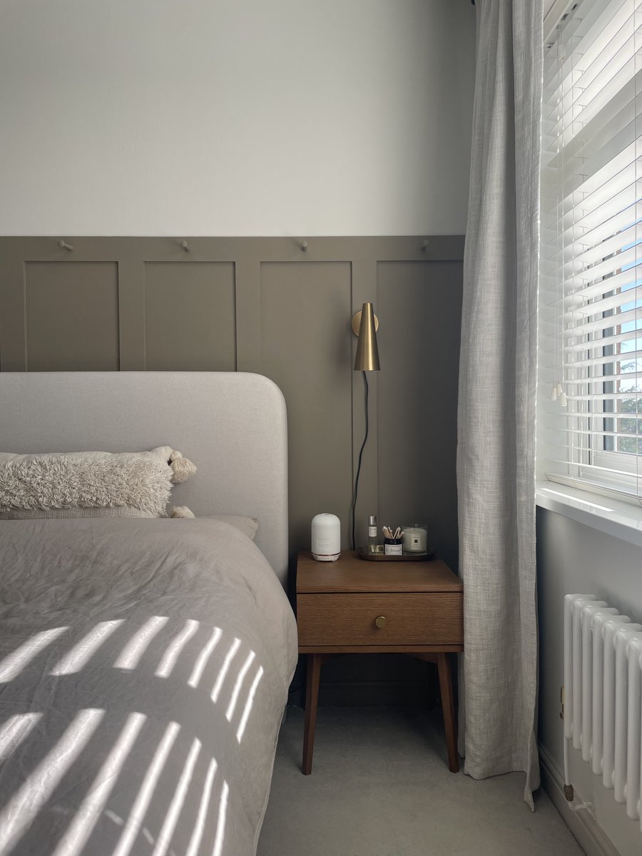 A warm and inviting bedroom can be achieved with our sophisticated mid-brown with grey and green tones 'Café Luxe'. Pair this earthy tone with our much loved 'Steamed Milk'. 🎨 Panelling painted in Café Luxe 🎨 Walls painted in Steamed Milk 📸 @interiorstyled_