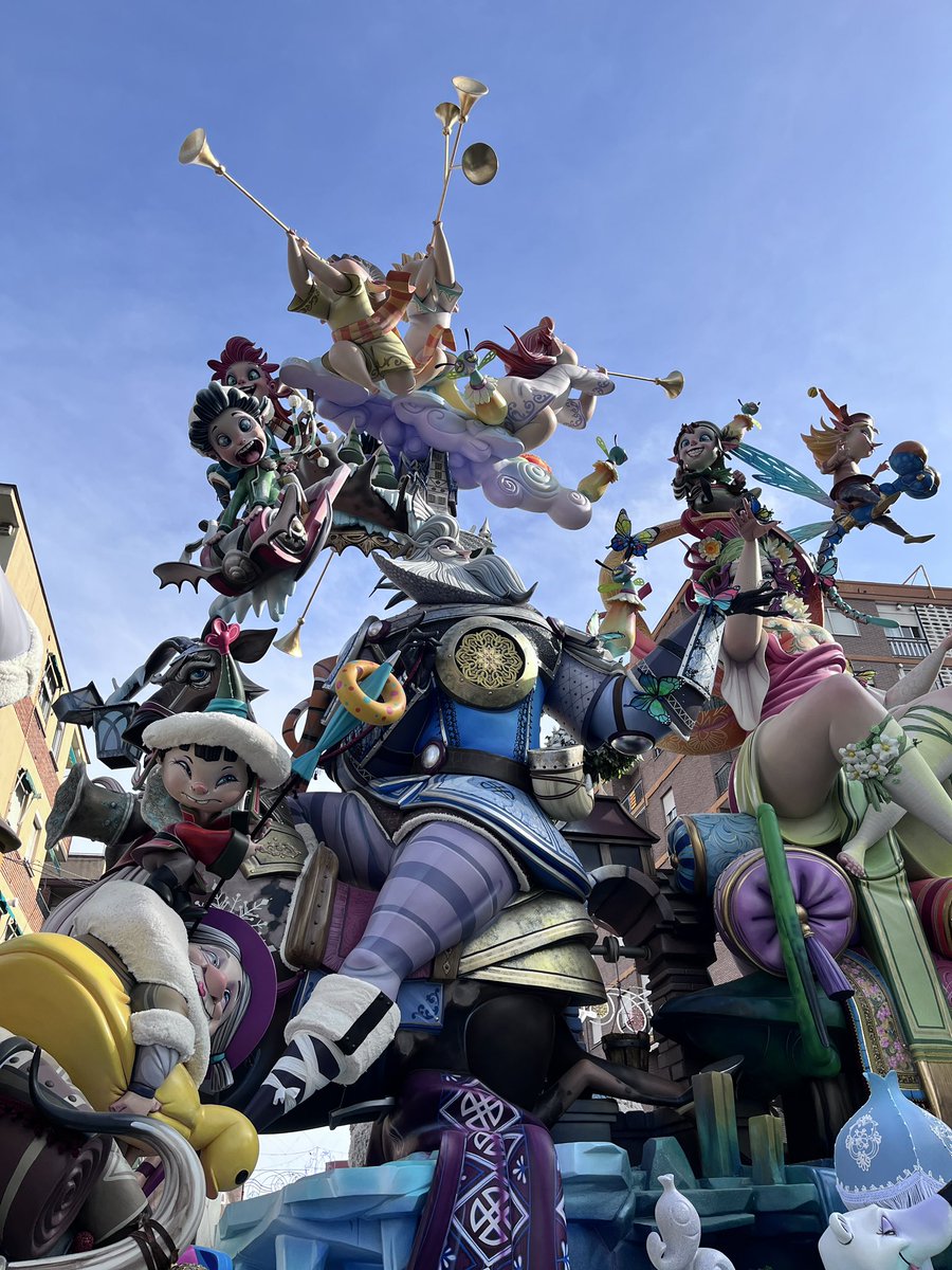 Esta es la falla que ha ganado el 1er premio, L’Antiga de Campanar. El ninot del Yeti está increíble #Fallas2024 #Falles2024 #Falles24 #art