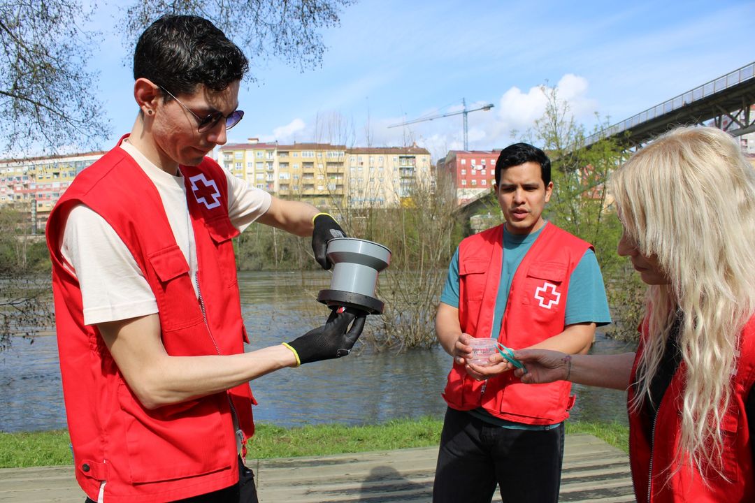 cruzvermella's tweet image. [#MedioAmbiente] En  Ourense realizamos un muestreo del agua del río Miño para analizar la presencia de microplásticos, una actividad enmarcada en el #ProyectoLibera que desarrollamos con @ecoembes y la Asociación Hombre y Territorio.