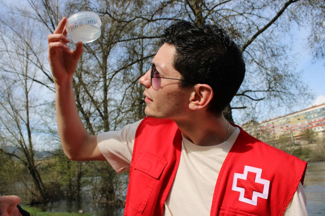 cruzvermella's tweet image. [#MedioAmbiente] En  Ourense realizamos un muestreo del agua del río Miño para analizar la presencia de microplásticos, una actividad enmarcada en el #ProyectoLibera que desarrollamos con @ecoembes y la Asociación Hombre y Territorio.