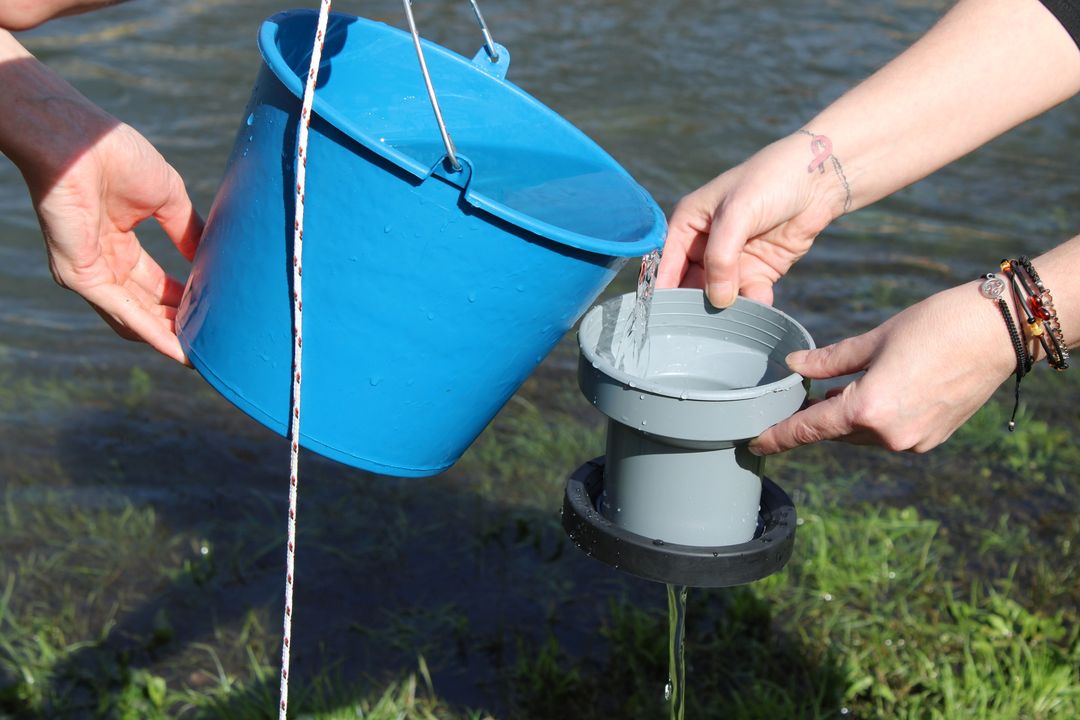 cruzvermella's tweet image. [#MedioAmbiente] En  Ourense realizamos un muestreo del agua del río Miño para analizar la presencia de microplásticos, una actividad enmarcada en el #ProyectoLibera que desarrollamos con @ecoembes y la Asociación Hombre y Territorio.