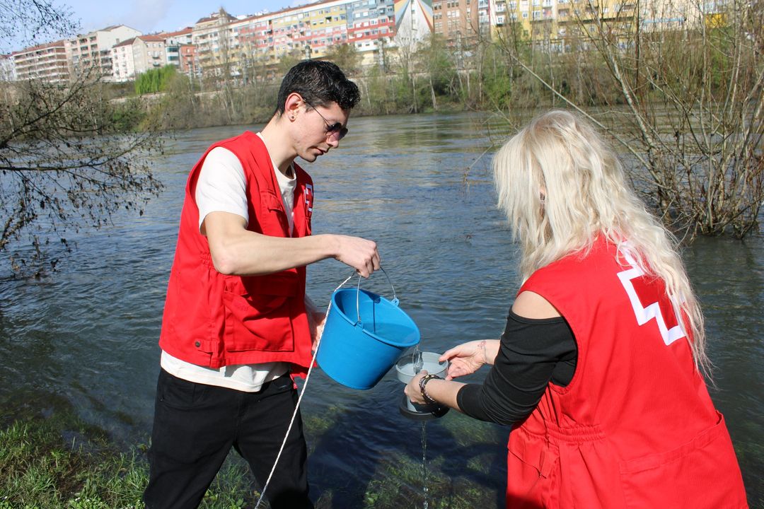 cruzvermella's tweet image. [#MedioAmbiente] En  Ourense realizamos un muestreo del agua del río Miño para analizar la presencia de microplásticos, una actividad enmarcada en el #ProyectoLibera que desarrollamos con @ecoembes y la Asociación Hombre y Territorio.