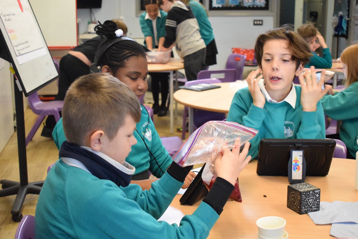 🌟 Year 5 science! @MergeVR bring the circulatory system to life, allowing students to 'hold' & explore blood components in 3D. Pair with @canva to design informative posters. A perfect blend of tech and creativity for immersive education! #EdTech #ScienceIsFun @MSEducationUK