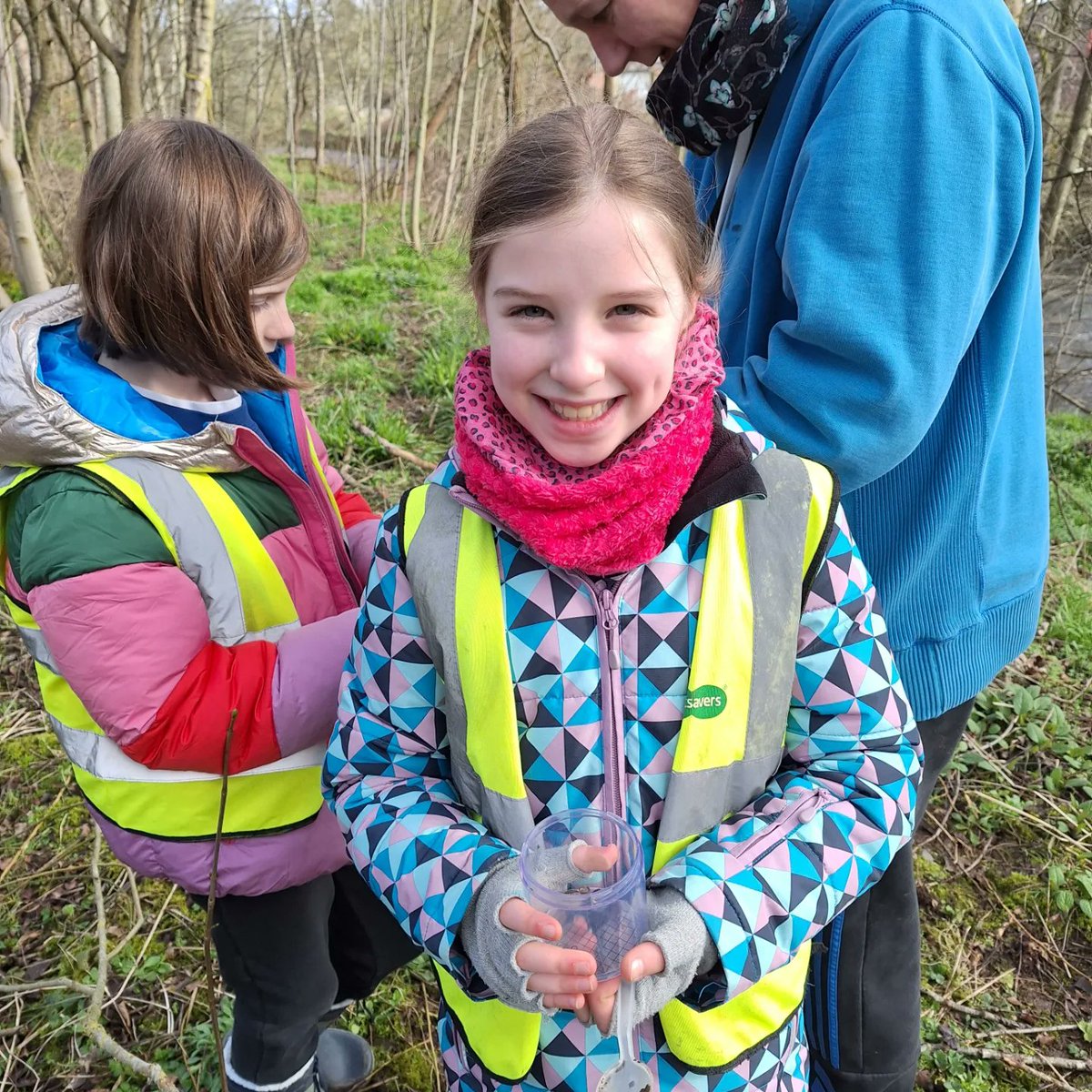 Lovely morning with P5 pupils from St Peter's for Connecting Threads' River to Town project! We investigated land minibeasts in riparian woodland along Gala Water. Learners also explored freshwater minibeasts with Ben from <a href="/RiverTweedNews/">RiverTweed</a> &amp; made prints with artist Georgie Fay