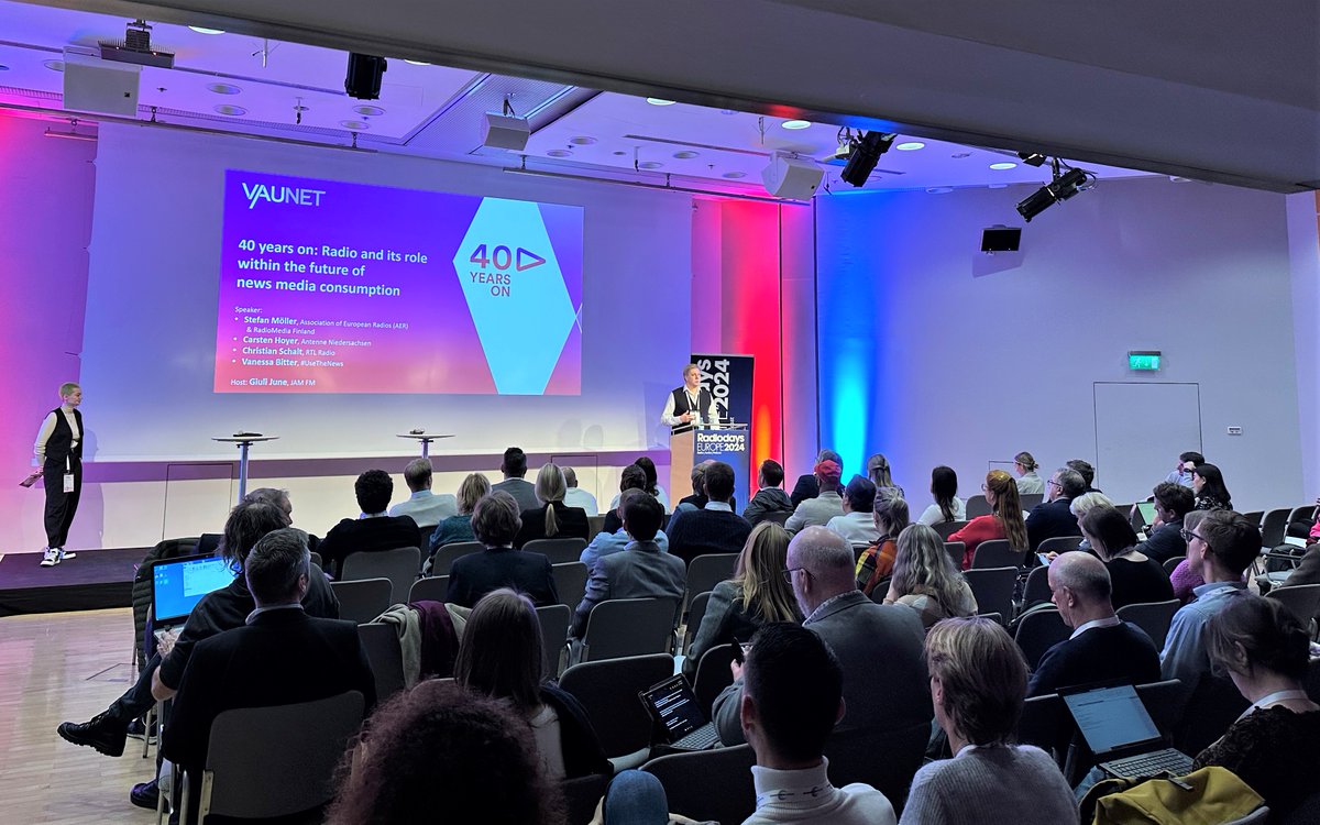 <a href="/MollerStefan/">Stefan Möller</a> opens our VAUNET panel <a href="/RadiodaysEurope/">Radiodays Europe</a> "Radio &amp; its role within the future of news media consumption" &amp; congratulates private radio on its 40th anniversary in 🇩🇪. #40YearsOn #RDE24