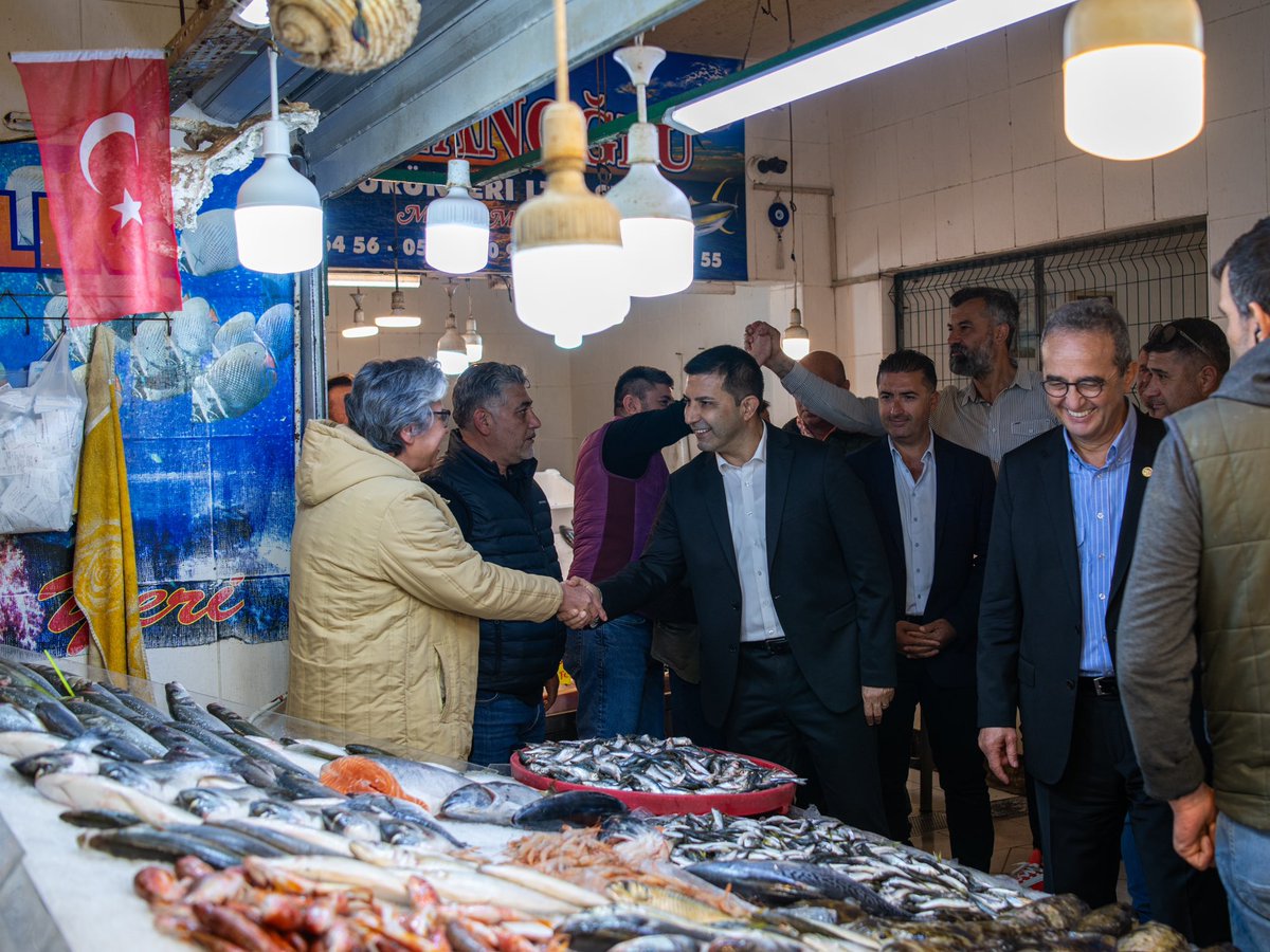 Aydın Milletvekilimiz Sn. Bülent Tezcan ile birlikte önce çarşı ve Balıkçılar Meydanı’ndaki esnafımızı ardından balık halimizdeki esnafımızı ziyaret ederek hayırlı işler diledik.

Sezonun yavaş yavaş açılmaya başlamasıyla birlikte tüm esnafımıza şimdiden bolluk ve bereket dolu