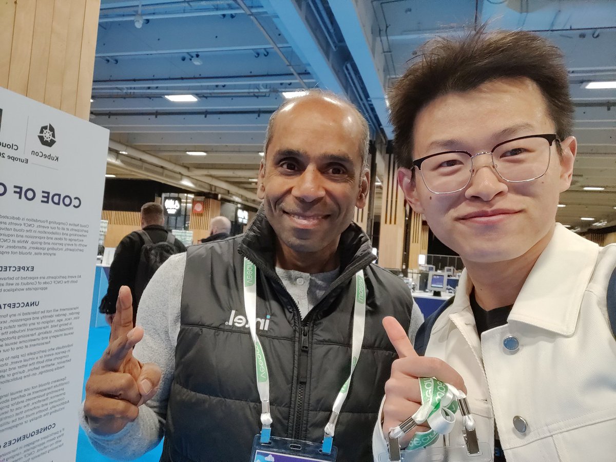 Nice to meet @arungupta at #KubeCon in Paris! Day0 here.