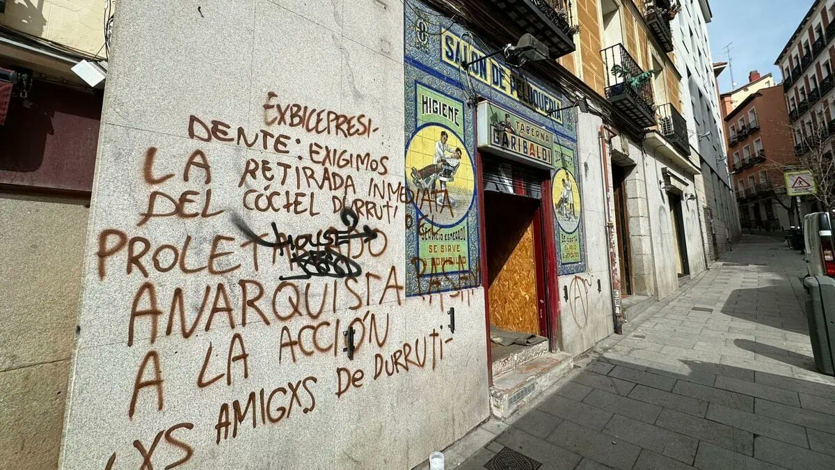 Anarchist group vandalizes Pablo Iglesia's tavern 24 hours before its opening demanding to withdraw a cocktail with the name of Durruti