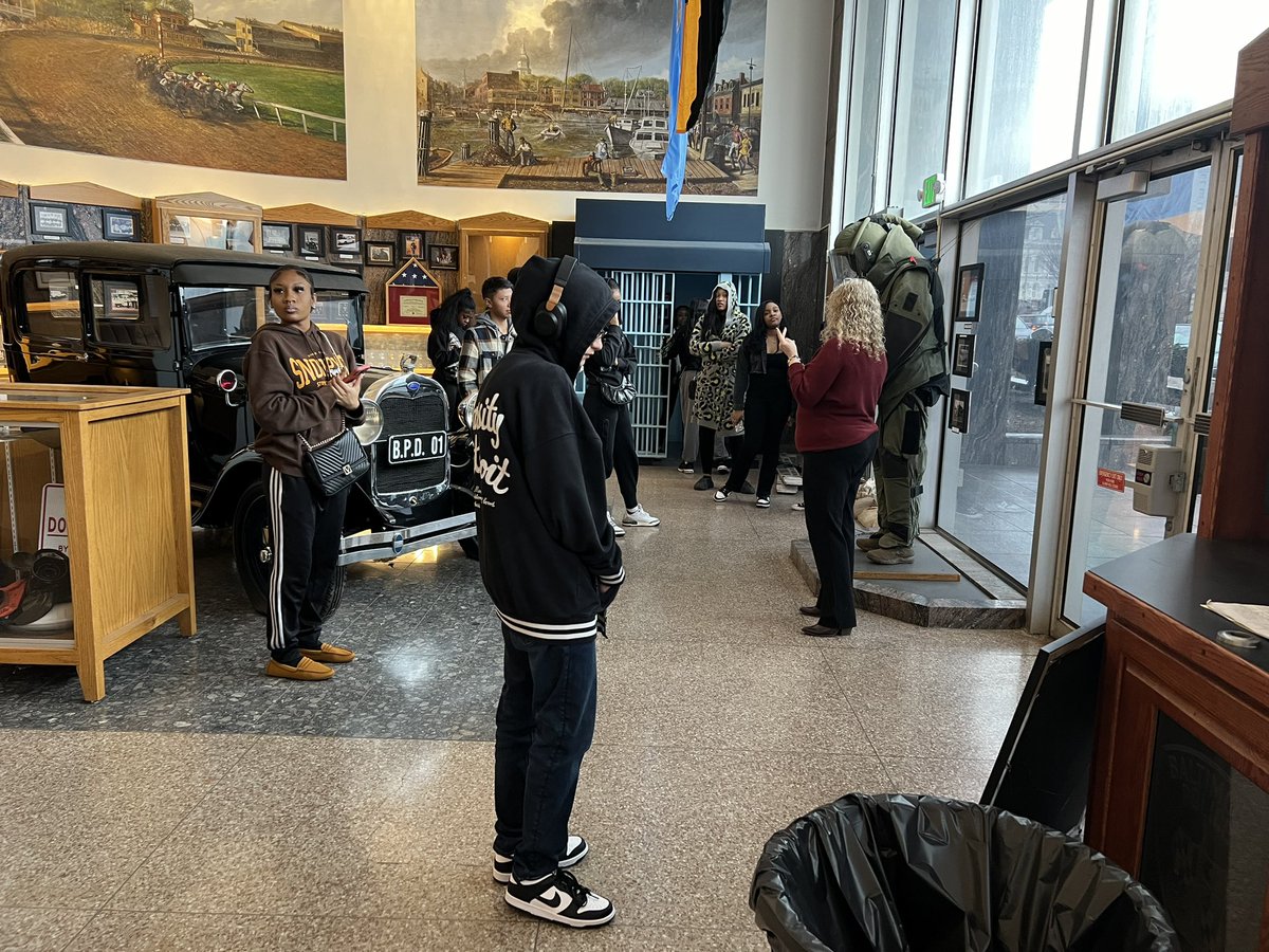 ashapraks's tweet photo. Our visit to @BaltimoreForen1 was exciting. Great opportunity for our students to have an insight of forensics lab and history! #realworld #forensics @JamelJernigan @MrsRBomar @MiVidaMParham @KHarrisSimms https://t.co/5s5El5zg5e