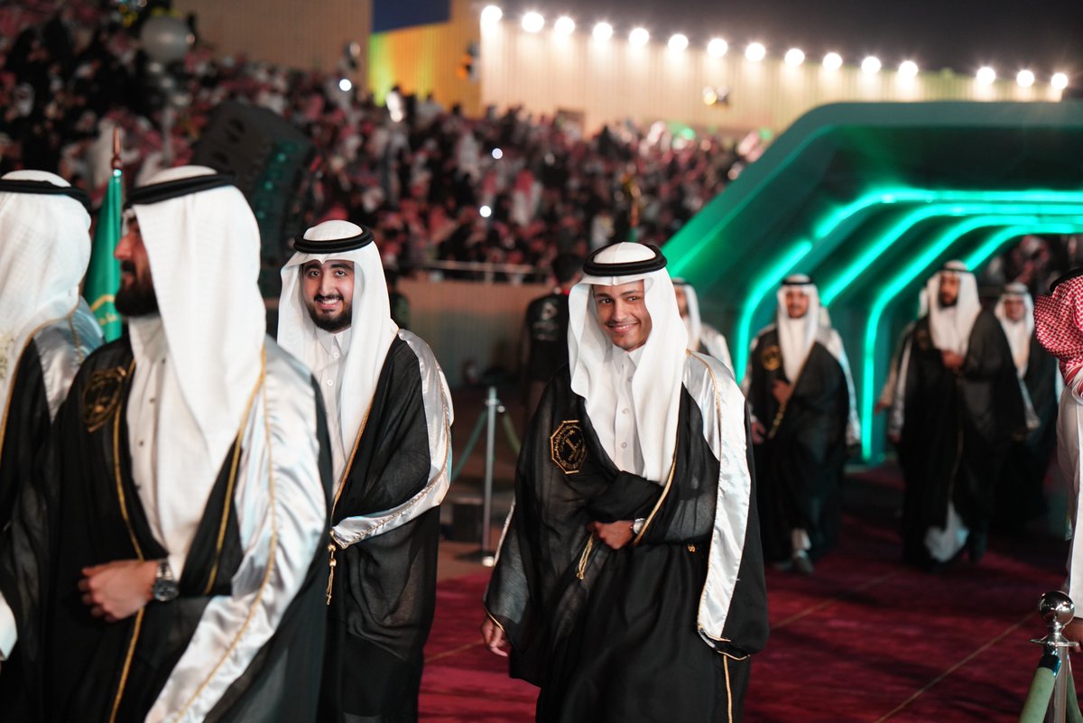 KFUPM's tweet photo. تعجز الكلمات عن وصف فرحتنا بكم!

أنتم منارة العلم في هذا الصرح الشامخ، فأنتم أبناء #جامعة_الملك_فهد_للبترول_والمعادن، وما هذه إلا بداية لإنجاز تحققونه بعزيمتكم لوطن يحتضن طموحاتكم.

فبارك الله سعيكم وسدد خطاكم للمستقبل!

#حفل_تخرج_54 #نحلم_ونحقق  #KFUPM https://t.co/wLMN03sHAv