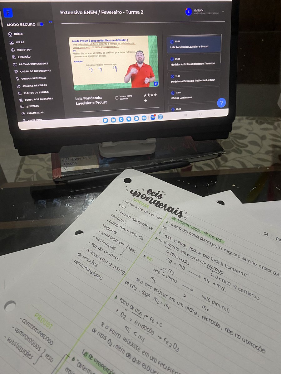 acstloov's tweet photo. estudando na sala hoje só pra fingir que mudou muita coisa 🫶 https://t.co/QkMS3Xvx7T