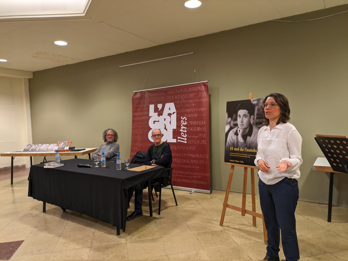 Avui hem acollit la presentació del llibre El noi de l’autobús ( @andanaeditorial) d’Isabel Ullate Valls. L'acte ha comptat amb Isabel Ullate, autora del llibre, Toni Regueiro, actor i director, i Ramon Nadal, editor.