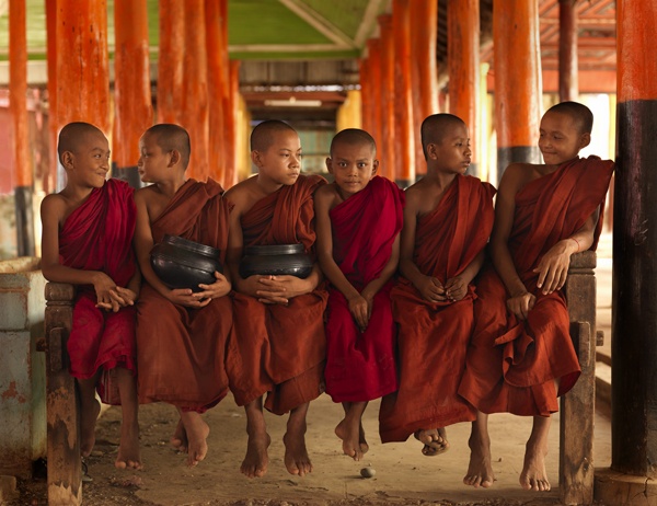 lisakristine's tweet image. Young novice monks sit, lined up in a bench. I love their interaction and individual personalities.

📷: On the Bench | Myanmar 

#humanity #InspireUnity #fineartphotography #photooftheday #LisaKristinePhotography