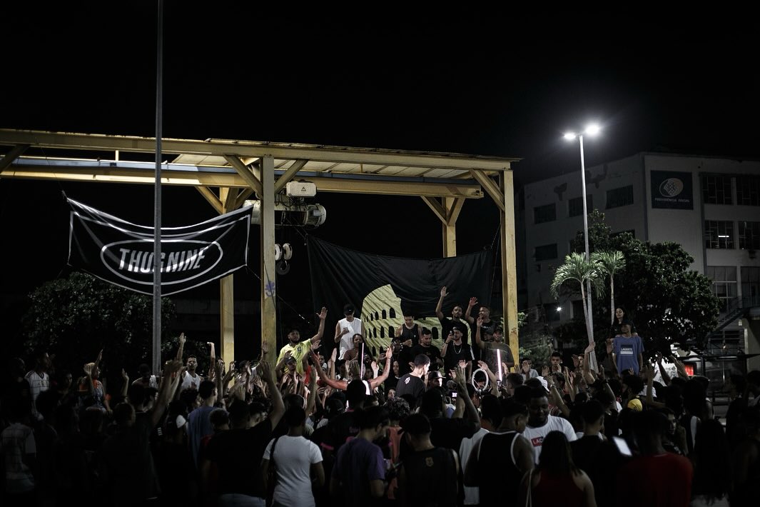 Seguimos lado a lado, unindo forças e deixando nossos mcs bem trajados, com a mais braba do RJ <a href="/Thugnine/">Thug Nine</a> 

Toda semana o campeão da Batalha do Coliseu leva R$500 em produtos da marca 💸, por isso fica aqui nosso agradecimento por somar cada vez mais com o nosso movimento na rua!