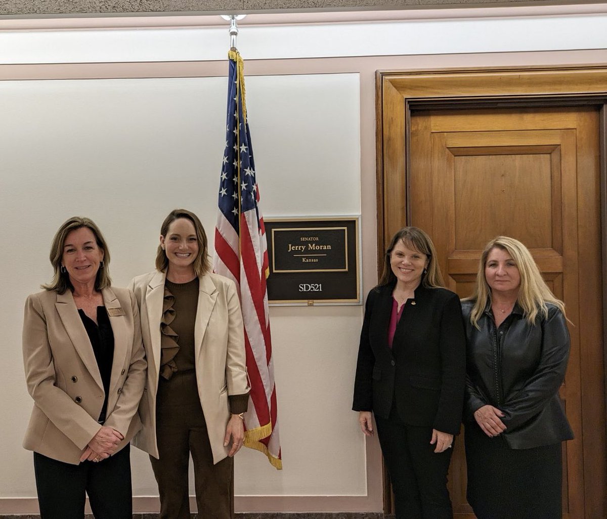 Thank you @SenatorMoran for meeting with the former #WIAAB on aviation issues! @ALPAPilots