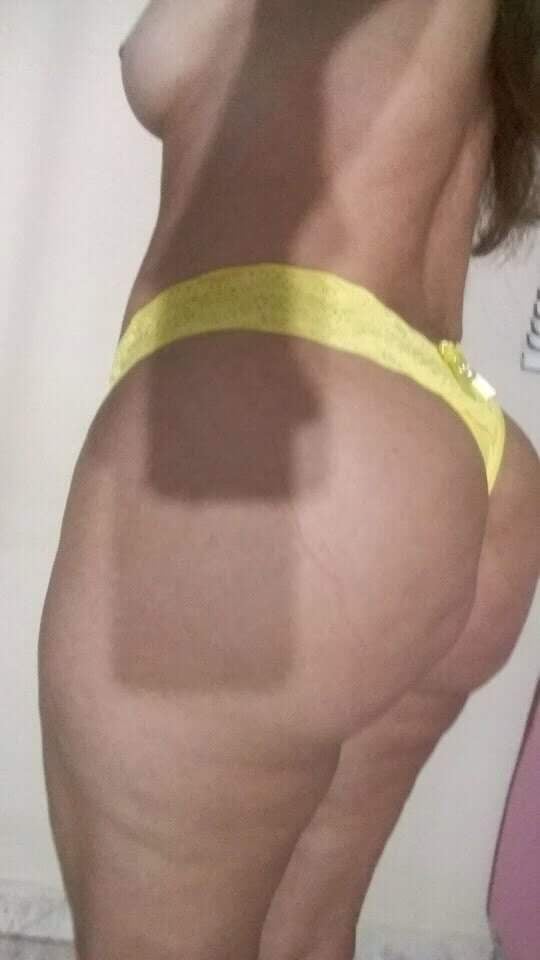 marli64720's tweet photo. Boa noite abençoados 🍑
A tia chegou cansada em casa, hj é dia de usar amarelo, gostaram? 

#PINTOAWARDS 
#PINTOSAWARDS 
#PEITOAWARDS 
#PEITOSAWARDS 
#EsposaPuta 
#BUNDASAWARDS 
#BUNDAAWARDS
#CUCKOLD
#TROCONUDS https://t.co/lWXAsugAuN