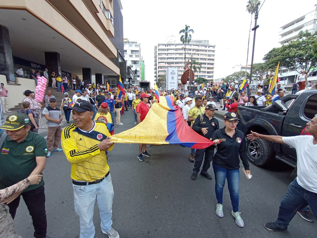 lafm's tweet photo. #ProtestarContra | Con banderas y camisetas alusivas a Colombia, los ibaguereños se movilizaron por la carrera Quinta de la ciudad con el fin de sumarse a la movilización nacional para rechazar la gestión del presidente Petro. En el Tolima han cuestionado el fortalecimiento de las disidencias en el sur del departamento.