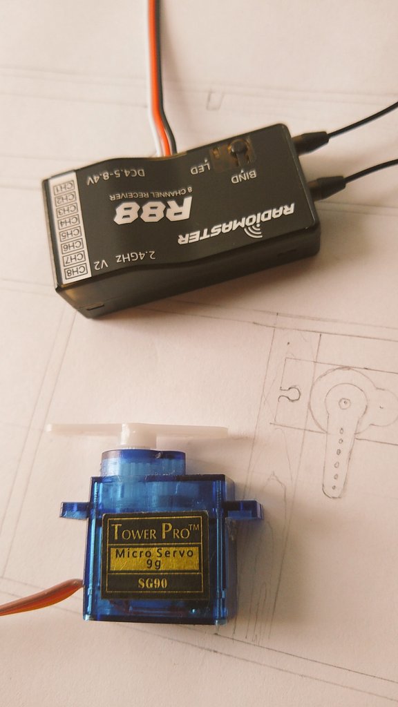 AsbornoDerek's tweet photo. Llego...! Por fin me llegó el radio receptor y el servo faltante...! https://t.co/8HscuGtZro