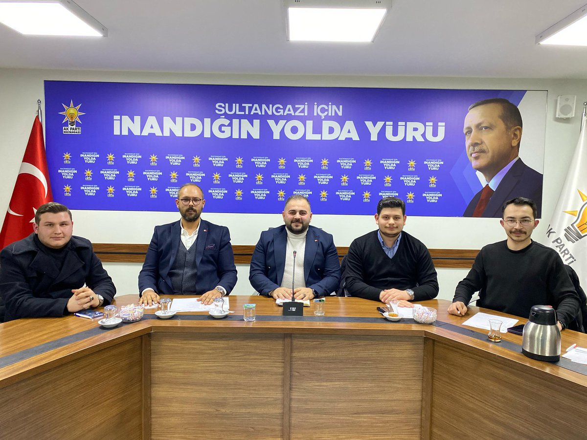 akgencsultangz's tweet photo. İlçe başkanımız @yasinbakrci riyasetinde, il sorumlumuz @EKREM_Y1LD1Z ’ın katılımıyla haftalık olağan yönetim kurulu toplantımız gerçekleştirildi.

Zafere son 25 gün inşallah🧡

📍İlçe Başkanlığı
🕣21.30

#Yenidenİstanbul
#YenidenSultangazi https://t.co/Hf59CQ3h23