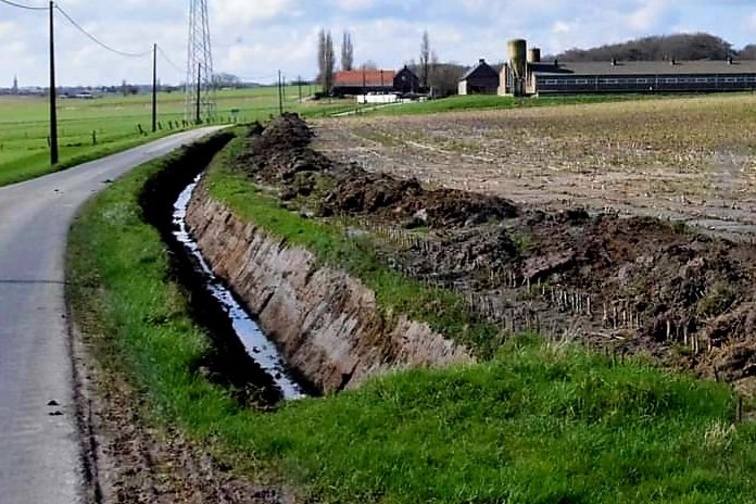 Jammer dat de grachten werden uitgediept wetende dat er volgende week zwerfvuil geruimd ging worden. Nu ligt alle zwerfvuil op de landbouwers hun velden en zal dit mee omgeploegd worden om jaren in de bodem te blijven zitten. Vorig jaar gelijkaardige taferelen in de Rijselstraat.