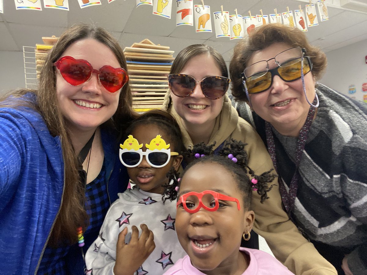 MrsThornsWorld's tweet image. Sunglasses Day at @NBTECC! Our future’s so bright, we need to wear shades! 😎 #MrsThornsRoseGarden #NBTeamPreschool #NBTECCisRedHot @mrpassner