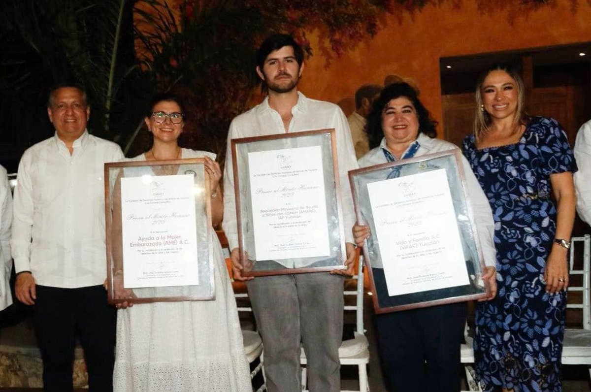 DIF_Merida's tweet image. En nuestro nuevo edificio recibimos a las asociaciones que fueron reconocidas con la "Presea al Mérito Humano 2023" que entrega la @codhey, por su trayectoria en la defensa, estudio y divulgación de los derechos humanos. ¡Enhorabuena y muchas felicidades!