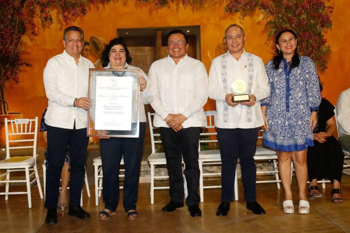 DIF_Merida's tweet image. En nuestro nuevo edificio recibimos a las asociaciones que fueron reconocidas con la "Presea al Mérito Humano 2023" que entrega la @codhey, por su trayectoria en la defensa, estudio y divulgación de los derechos humanos. ¡Enhorabuena y muchas felicidades!