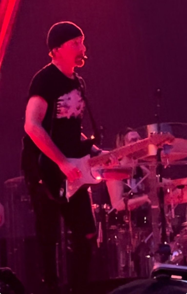 xluck's tweet photo. Dave Grohl of Nirvana and Foo Fighters the moment after The Edge @U2 begins “Where the Streets Have No Name” on Sat night- the final #U2UV show ⁦@SphereVegas⁩ #U2UVSphere https://t.co/quttunz87j