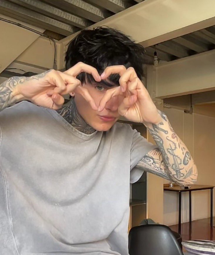 xCryboy's tweet image. gracias por el amor y apoyo que me dan cada día en todo lo que hago así sea desgraciarle el pelo a alguien🥹🖤