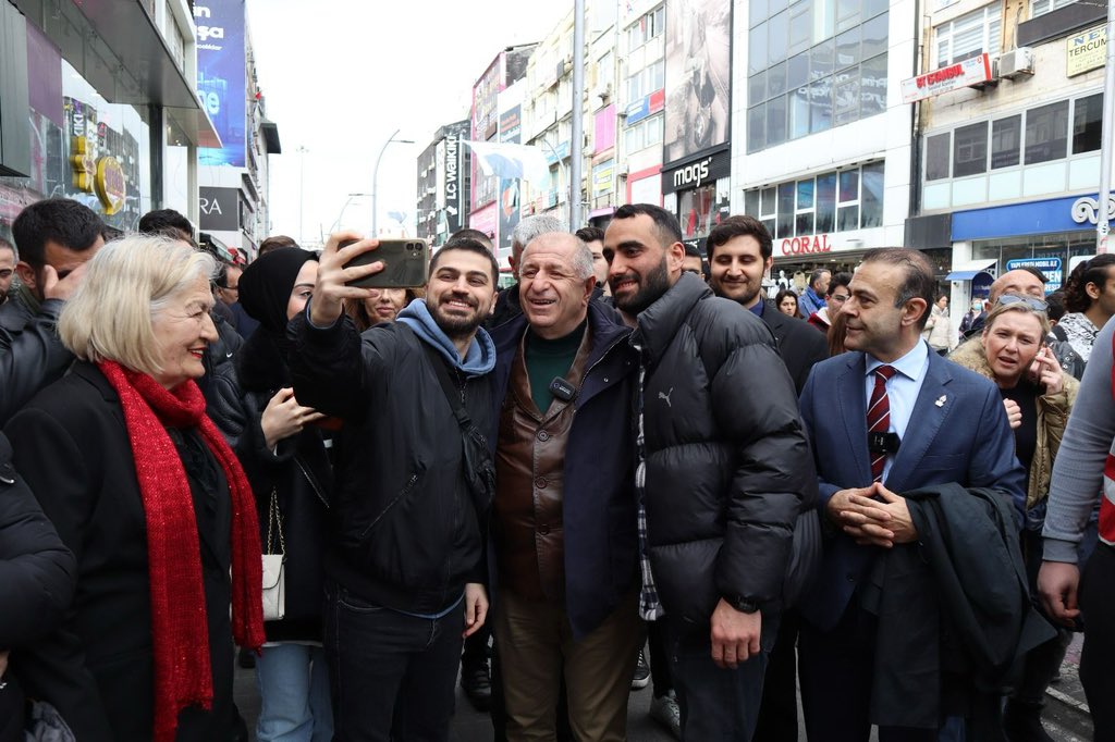 zaferpartisi's tweet photo. Genel Başkanımız Prof. Dr. Ümit Özdağ ve beraberindeki parti heyetimiz, İstanbul Büyükşehir Belediye Başkan adayımız Azmi Karamahmutoğlu ve Fatih İlçe Belediye Başkan adayımız Hande Karacasu ile birlikte bugün Kapalıçarşı’da esnaf ziyaretinde bulundu, ardından Bakırköy İlçe Belediye Başkan Adayımız Türker Tolga Topaloğlu ile birlikte Bakırköy Meydanı’nda vatandaşlarımızla bir araya geldi.