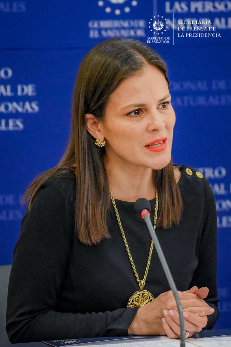 SecPrensaSV's tweet photo. @RnpHonduras @cancilleriasv @AgenciaEsco @AdrianaMiraSV @rnpn_sv #DonaciónDeEquipo | “Estoy segura que el @RnpHonduras va a hacer un buen uso de los equipos que este día se están entregando”: directora general de la @AgenciaEsco, Karla de Palma. #SecretaríaDePrensa https://t.co/EnwEILzSPo