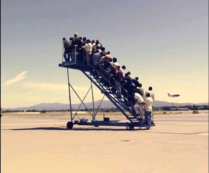 ChongoKenza's tweet photo. 𝗞𝗶𝗻𝘀𝗵𝗮𝘀𝗮/𝗡'𝗱𝗷𝗶𝗹𝗶: En liste d'attente, l'avion est parti sans eux, il va falloir attendre le prochain. https://t.co/31oCkNLK6z