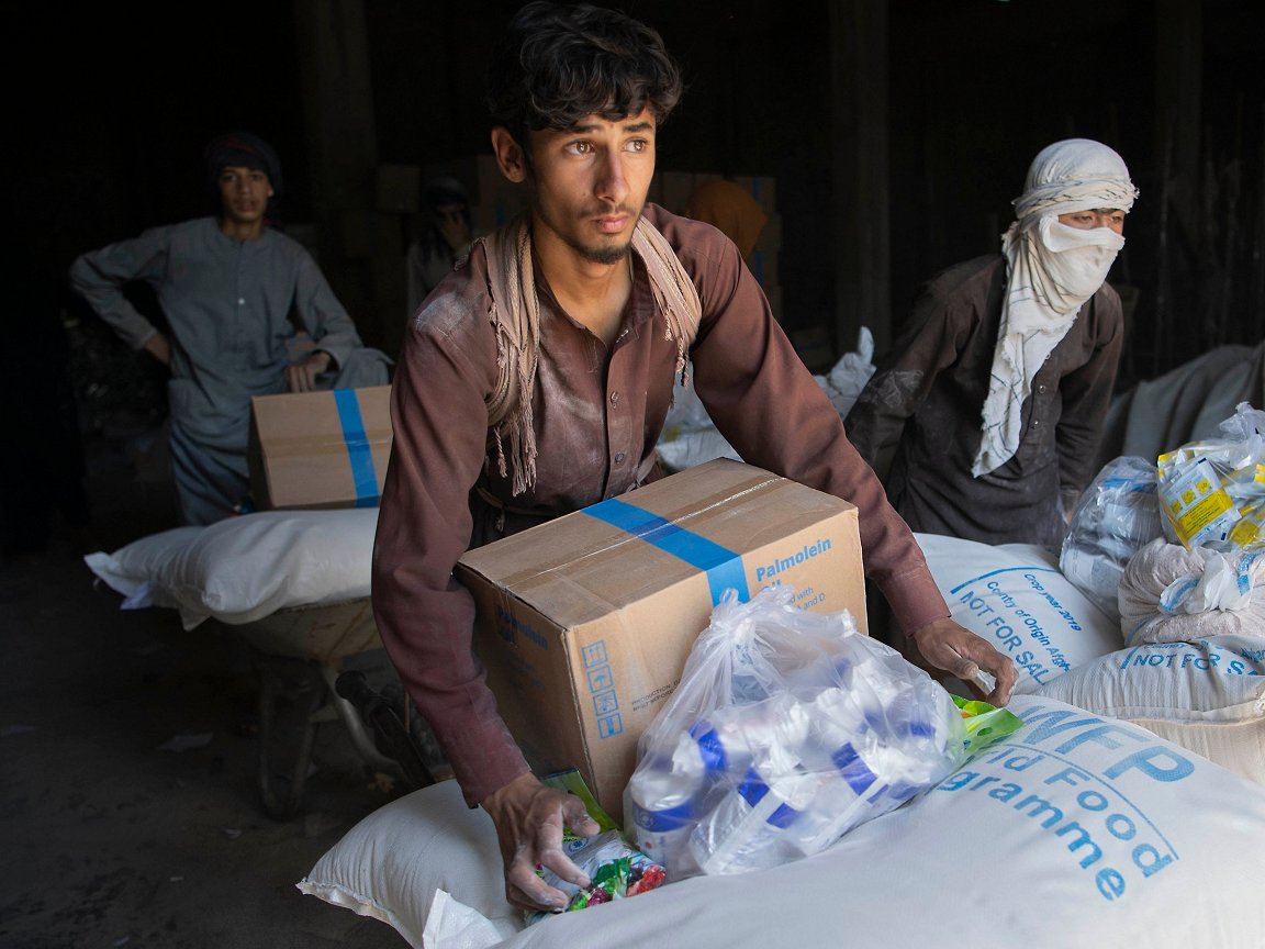 RCClimate's tweet image. .@PabloSurGames at #FragilityForum: &apos;We heard from heads of state, young #refugees &amp;amp; many others on what&apos;s obvious but still hard to overstate: climate and conflict cause conditions of extreme suffering&apos;; @WFP-@WorldBank pic, food aid in #Afghanistan   bit.ly/432kBch
