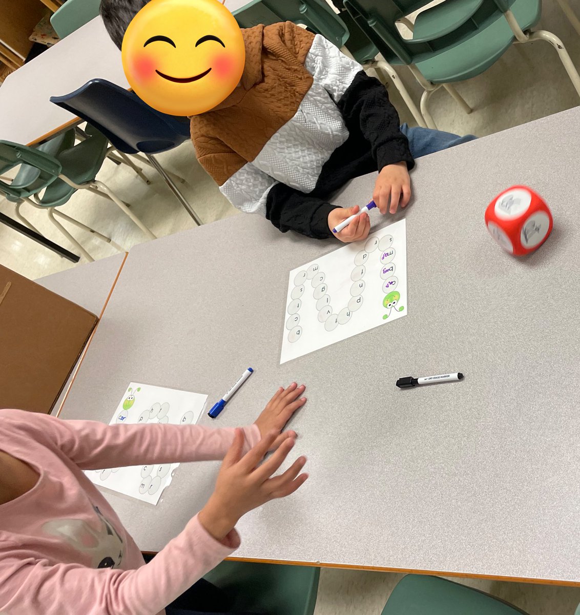 Roll, write, read… how quickly can you fill in the caterpillar? In the Makerspace we have been using our phonics skills for this fun activity! @HuntingtonRidg1 @PDSB_Libraries